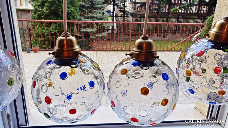 4 darabból álló csillár. 4 pöttyös üveg gömb búrás, függőlámpa réz szerelvényekkel.
