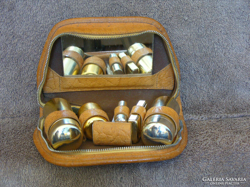 Shaving set in artificial leather case