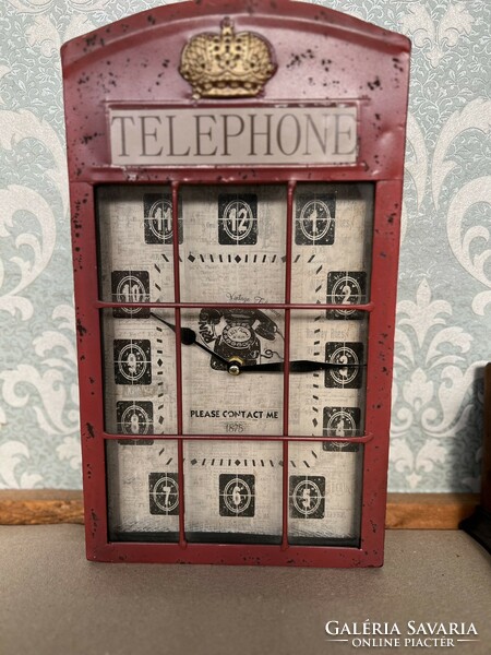 Antik hatású telefonfülkére emlékeztető dekor falióra