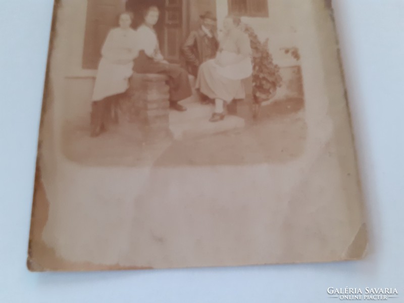Régi fotó 1930 körül vintage udvari csoportkép fénykép levelezőlap
