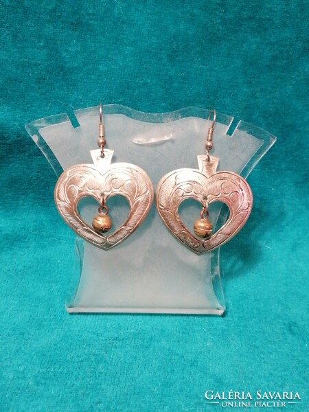 Heart-shaped engraved earrings (606)