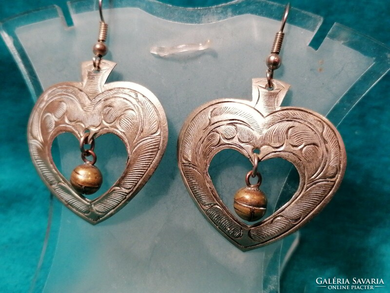 Heart-shaped engraved earrings (606)