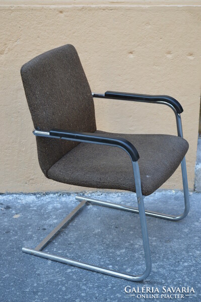 Csővázas retro karfás szék.