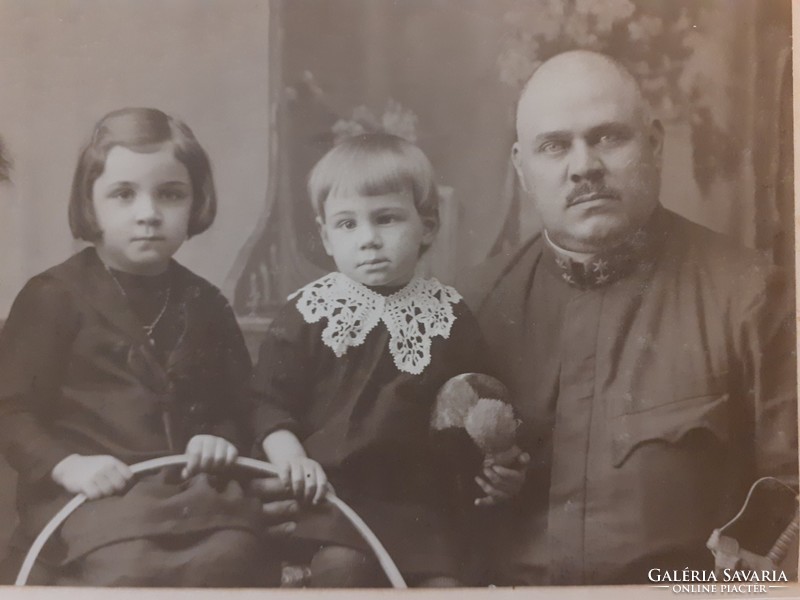 Régi családi fotó katona és családja vintage műtermi fénykép