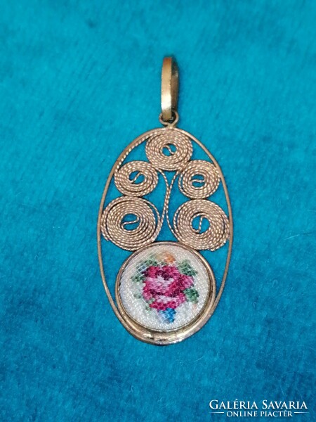 Old pendant with tapestry (600)