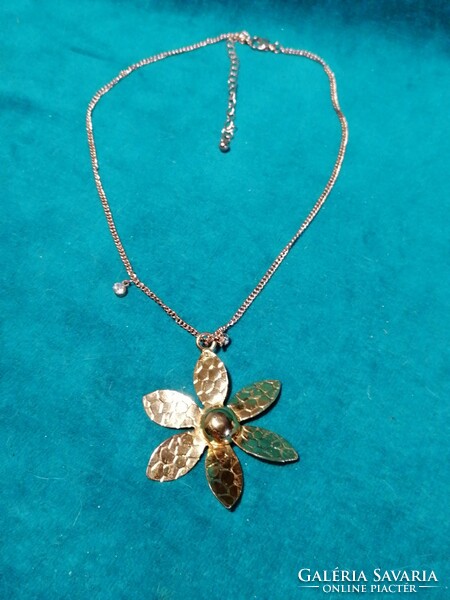 Gold colored flower pendant (609)