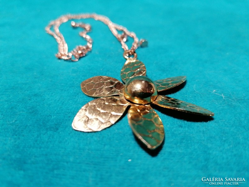 Gold colored flower pendant (609)