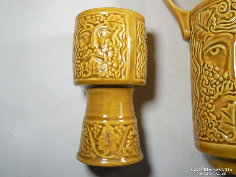 Retro régi mázas jelzett kerámia kancsó korsó kupával kupa bor szőlő görög domború minta