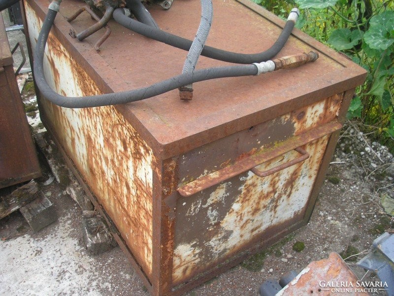 E1-m17 old large iron boxes can also be closed with tools for small loads in 2 different sizes
