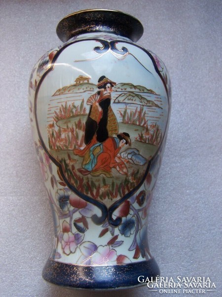 Chinese vase beauties on the waterfront, decorated with floral motifs, hand-painted, gilded