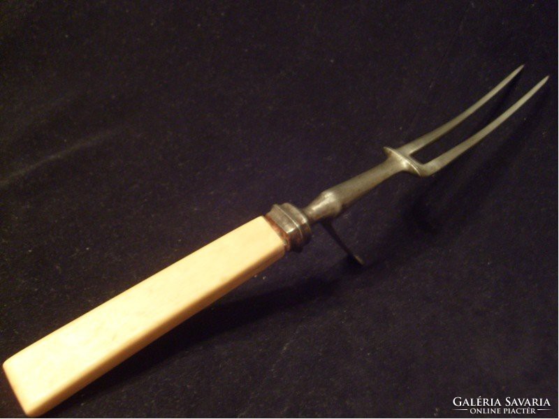 E.17 Around 1810 carriage travelers used a folding fork. Valuable Asian. V African bone handle