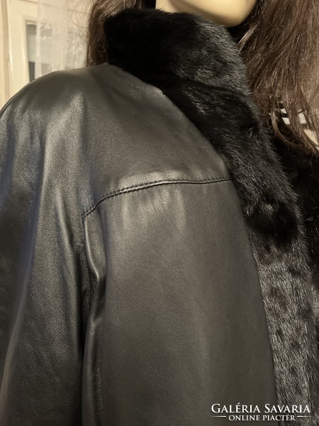 Bécsből származó, kétoldalas, kifordítható kabát; egyik oldal valódi szőrme, a másik tiszta bőr..