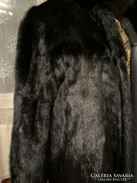 Bécsből származó, kétoldalas, kifordítható kabát; egyik oldal valódi szőrme, a másik tiszta bőr..