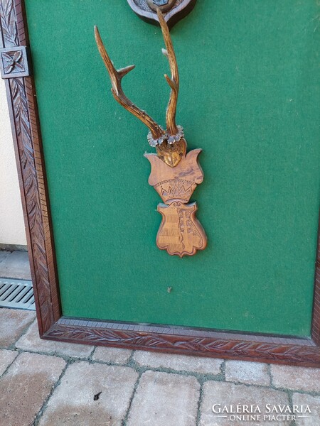 Hunter hanging wall picture in a carved garden