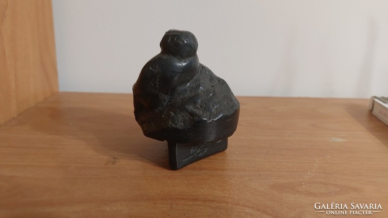 (K) small statue 