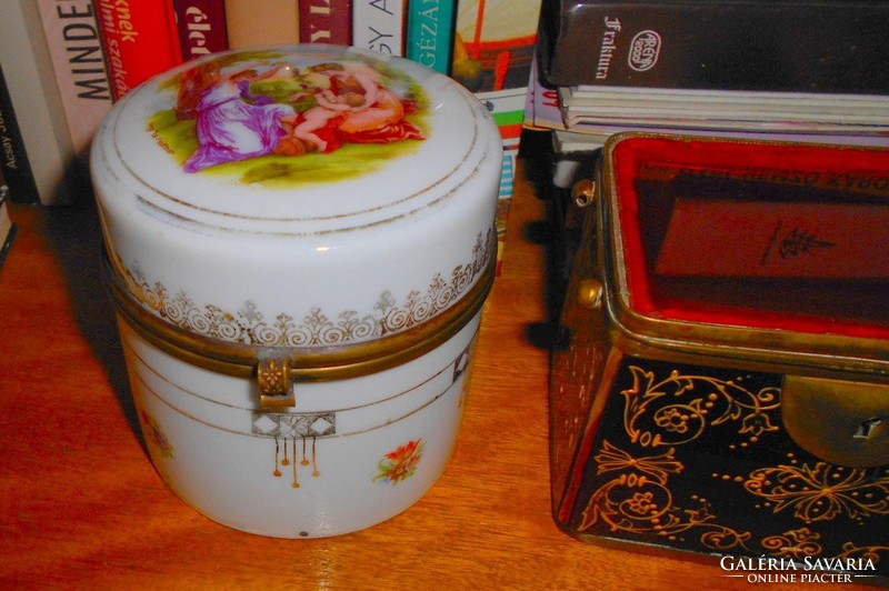 Antik jelenetes porcelán doboz réz szerelékkel