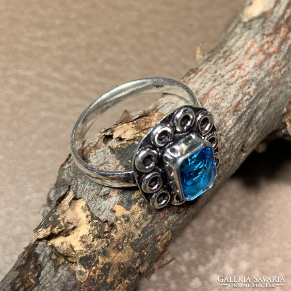 Indiai ezüstözött gyűrű kék topáz szín kővel 5,5 méret (16,5 mm átmérő) régebbi indiai gyűrű, ékszer