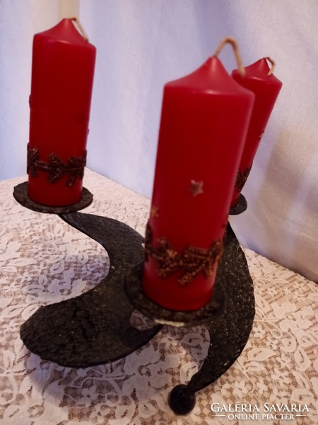 Gyertyatartó régi kovácsoltvas asztalközép piros gyertyákkal 25x20x25 cm