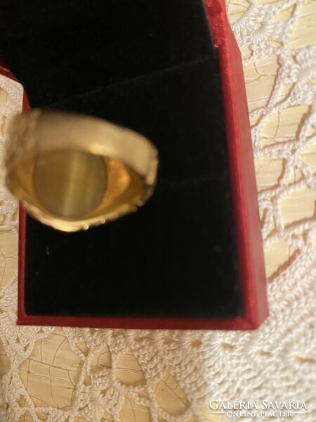10 K. Marked gold ring, for sale with cabochon-cut cat stone