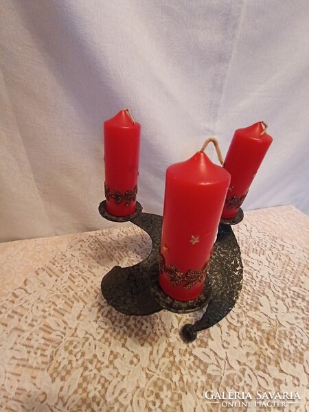Gyertyatartó régi kovácsoltvas asztalközép piros gyertyákkal 25x20x25 cm