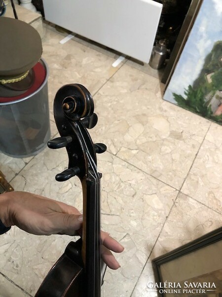 Violin, old, in good condition, excellent as a Christmas gift.
