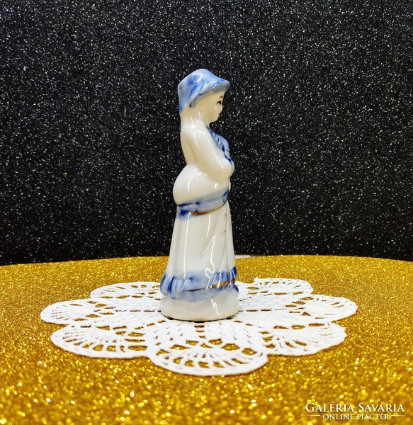 Kék mintás kisméretű német porcelán  nő figura