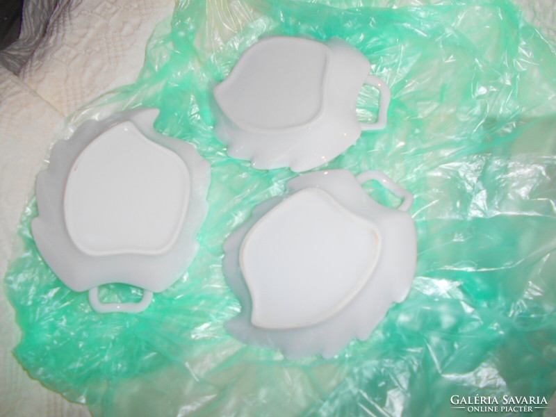 3 pieces of Herend porcelain leaf-shaped (white goods)