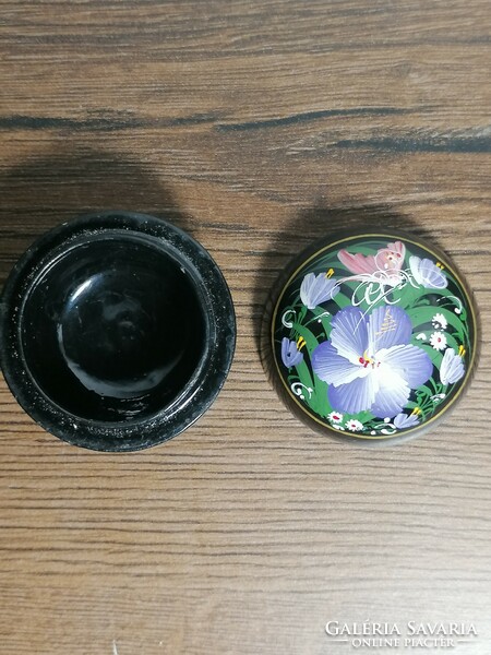 Kézzel festett fekete lakk doboz gyönyörű virág mintával