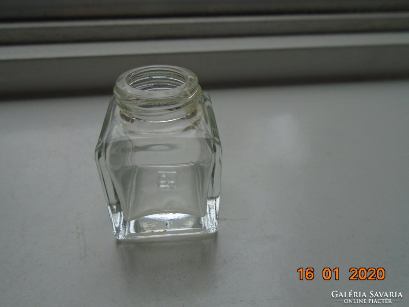 Jelzett,négyszögletes,csiszolt vastag üveg(kristályüveg?) sószóró,valamikor ezüstözött kupakkal