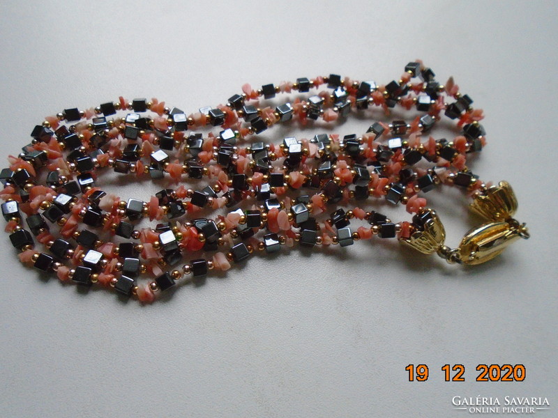Spectacular gold-plated flower-shaped closing structure with 3 rows of hematite and pink coral necklaces