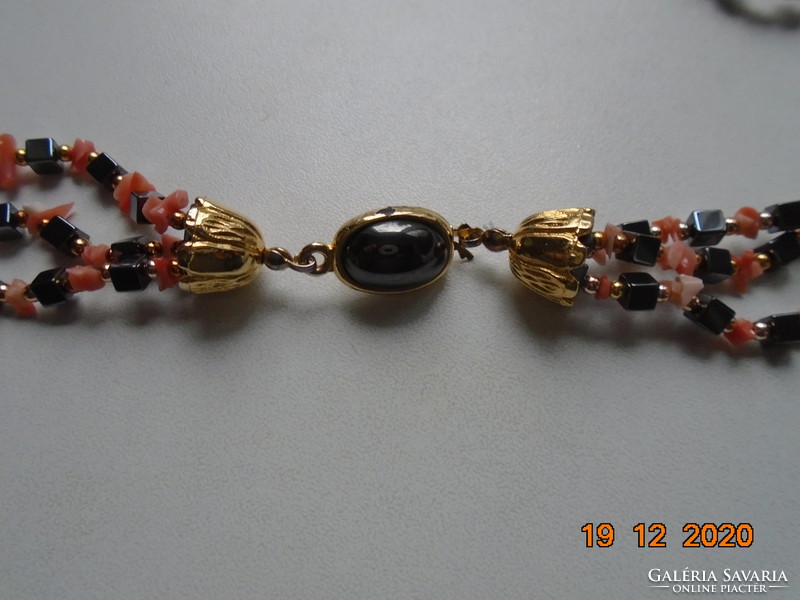 Spectacular gold-plated flower-shaped closing structure with 3 rows of hematite and pink coral necklaces