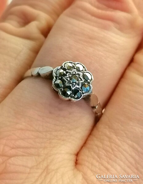 Antique daisy-marked silver ring with marcasite