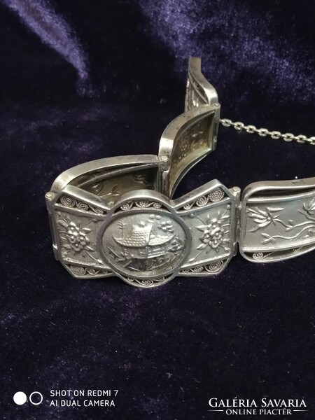Silver (900) women's bracelet composed of Vietnamese relief elements.