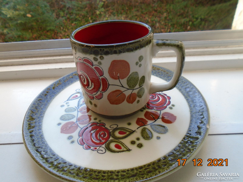 Kézzel festett majolika teás csésze tányérral dombor vörös rózsa mintával Schramberg Majolika Fabrik