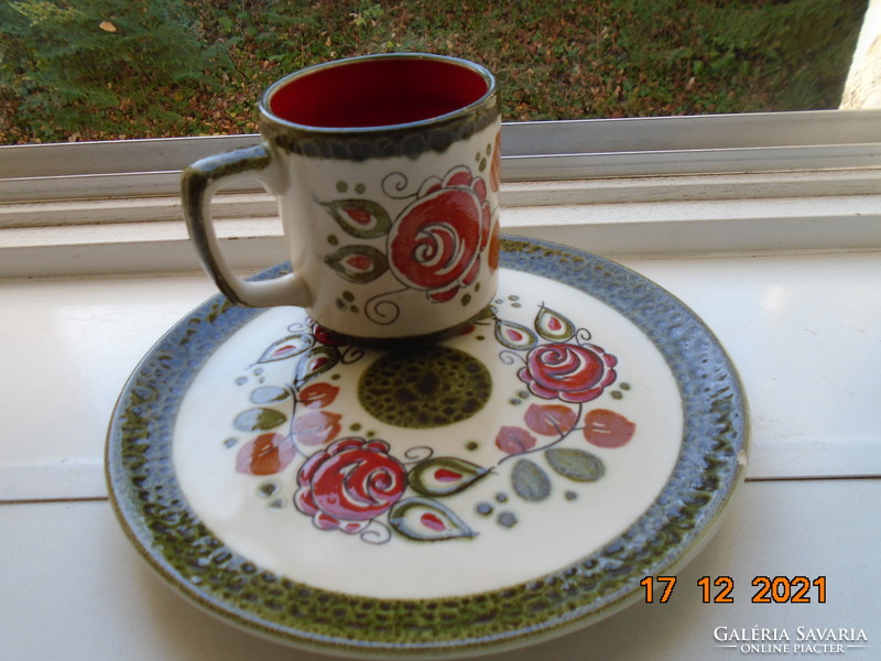 Kézzel festett majolika teás csésze tányérral dombor vörös rózsa mintával Schramberg Majolika Fabrik
