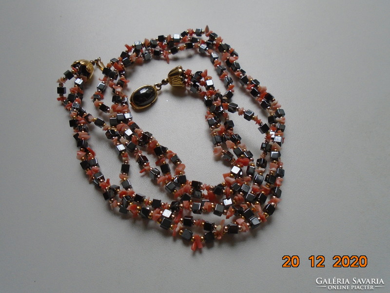 Spectacular gold-plated flower-shaped closing structure with 3 rows of hematite and pink coral necklaces