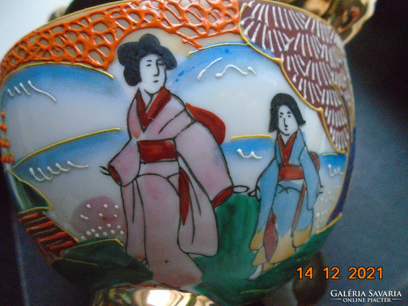 A SHIMAZU középkori Shogun klán jelével Satsuma Moriage váza 3 sárkány kutyával,életképpel
