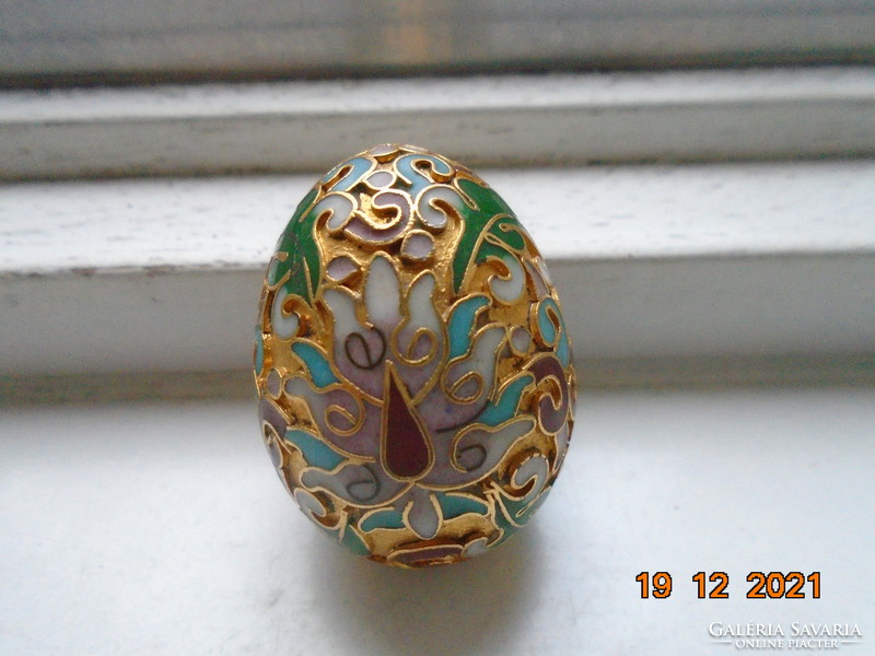 Chinese compartment with cloisonné eggs