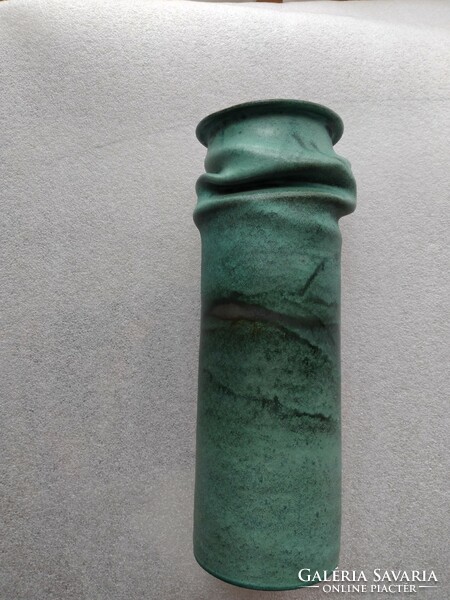 Jelzés nélküli, gyűrt falú zöld váza