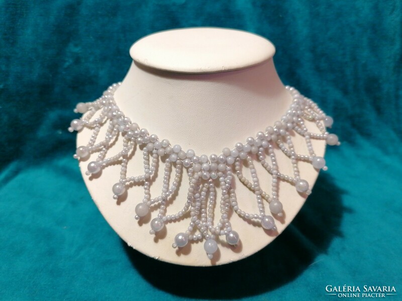 White beaded necklaces (617)