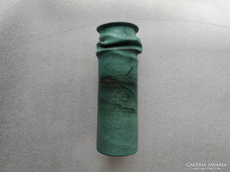 Jelzés nélküli, gyűrt falú zöld váza