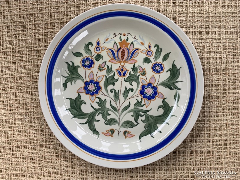 Raven House plate, porcelain wall decoration that can be hung on the wall, 24 cm.