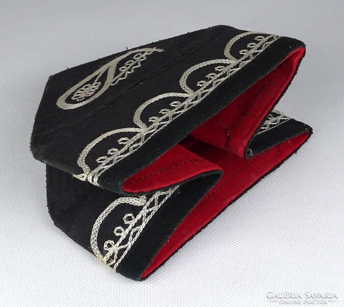 1L339 Régi hímzett fekete tadzsik tubeteika fejfedő kalap