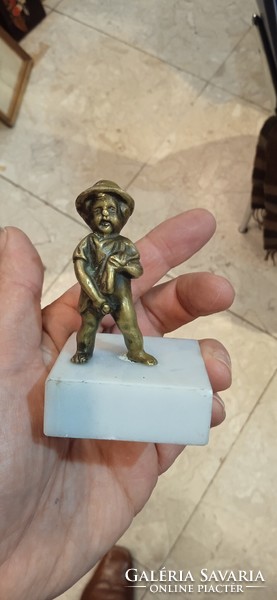 Bronze statue of a peeing boy, 10 cm tall, for collectors.