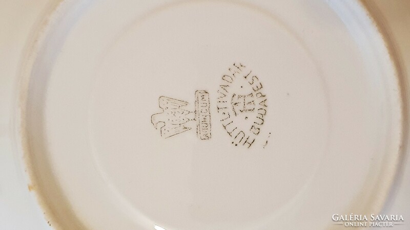 1 db. pici, Hüttl Tivadar, Aquincumi porcelán tányérka.Szőlőleveles dekorral.