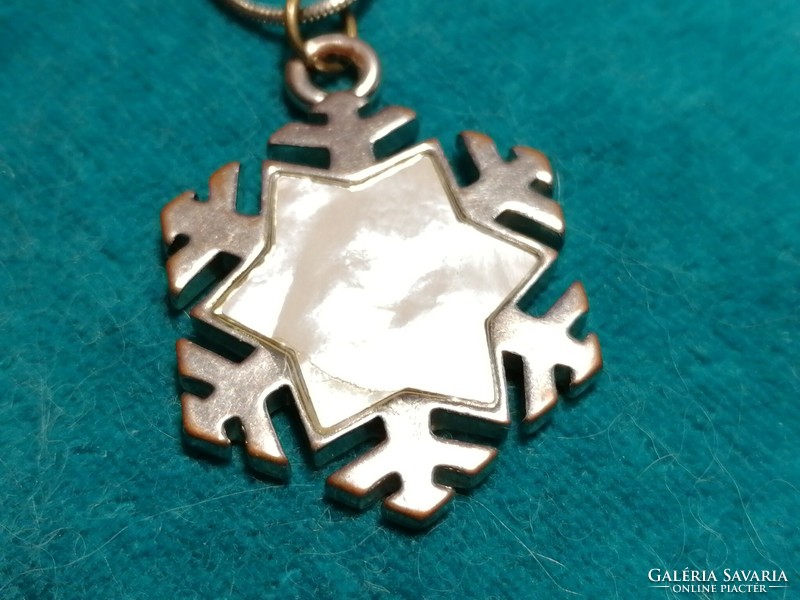 Snowflake pendant with mother-of-pearl (627)