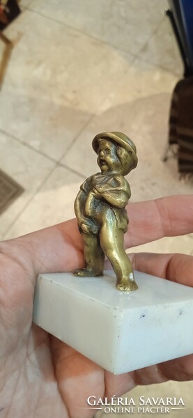 Bronz szobor, pisilő kisfiú, 10 cm-es nagyságú, gyűjtőknek.