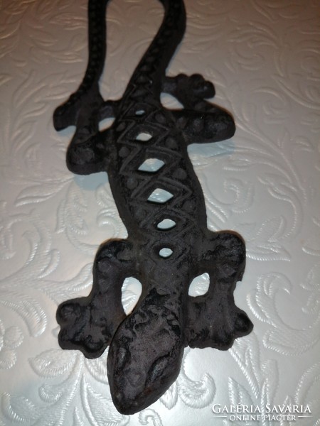 Cast iron lizard figurine, wall decoration, garden decoration.