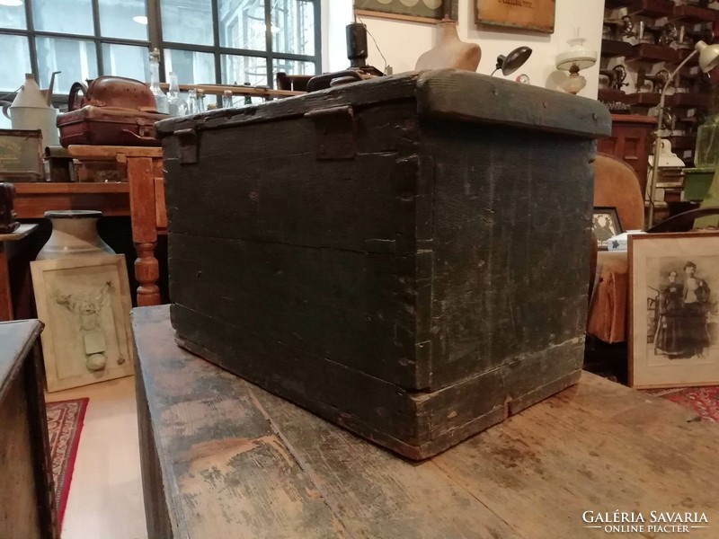 Worn soldier's chest, cleaned and treated, from the beginning of the 20th century, also treated inside, original fittings