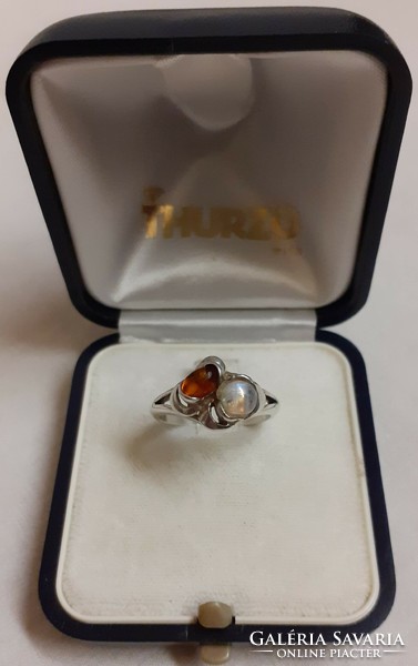 A marked silver ring in good condition set with amber and moonstone